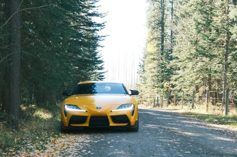Un Supra amarillo listo para salir después del detallado
