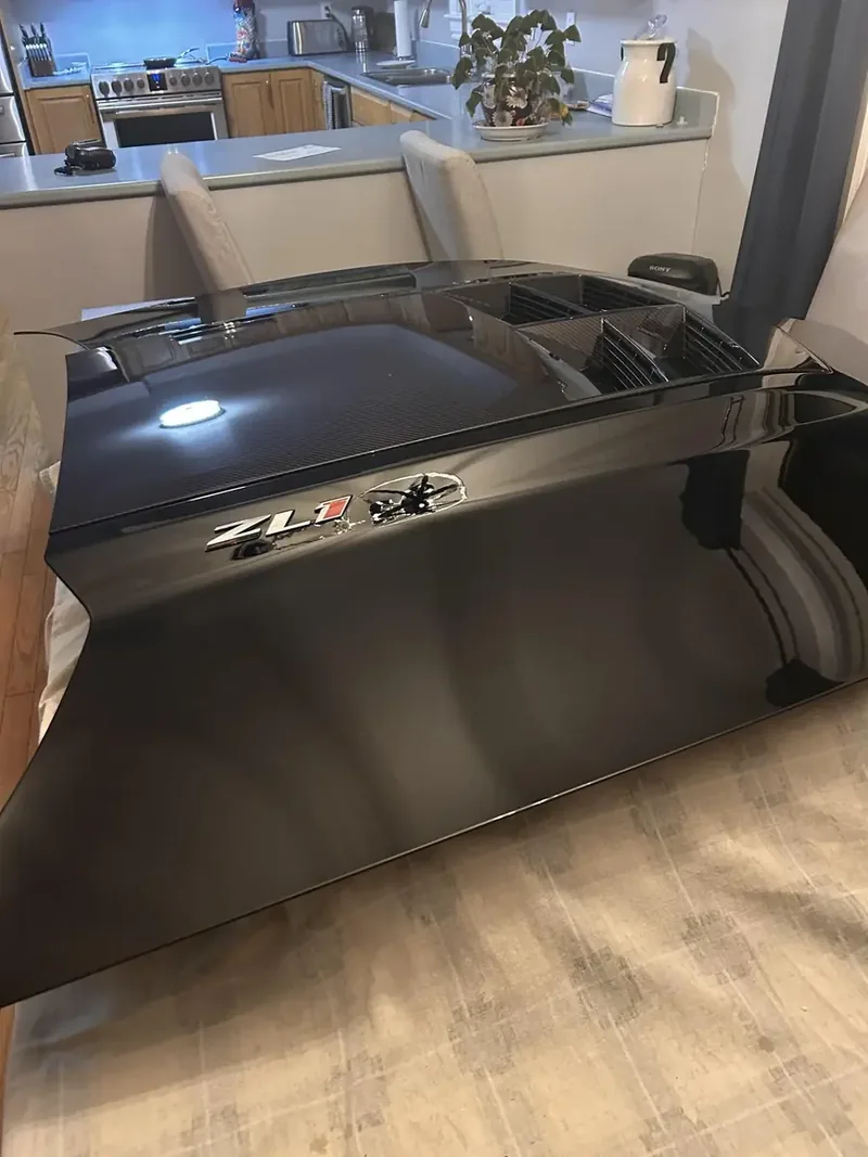 Detalle de una superficie negra brillante