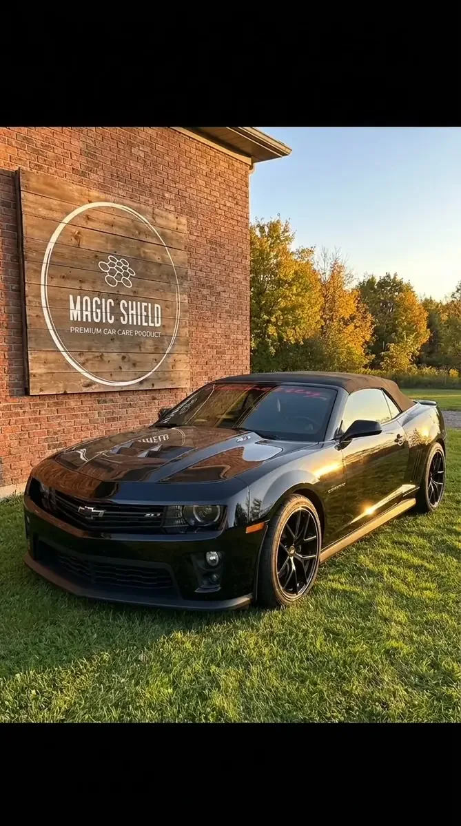 El Camaro negro y brillante de un cliente junto al muro de Magic Shield