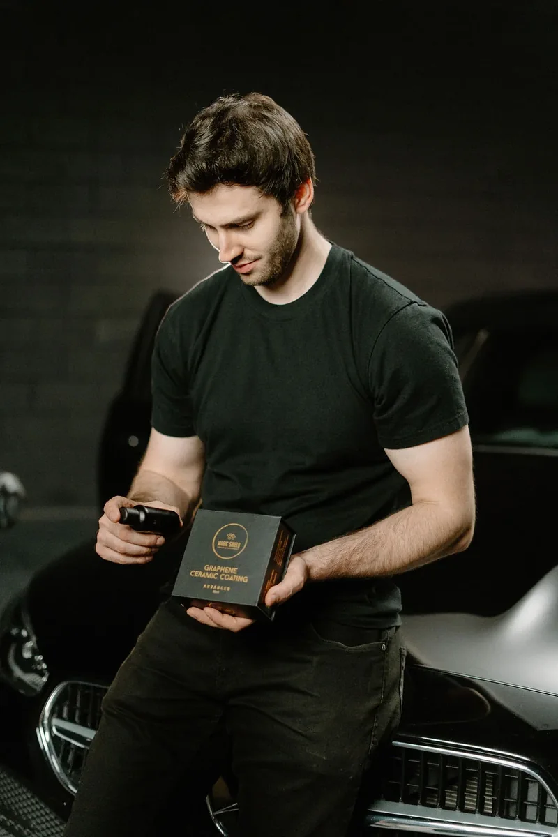 Un kit de recubrimiento Magic Shield junto a un auto