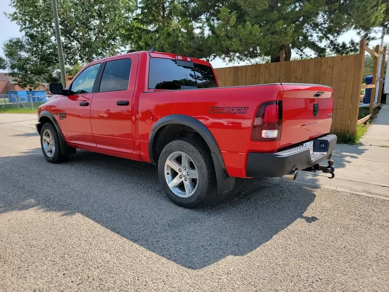 La pickup roja y brillante de un cliente vista desde atrás