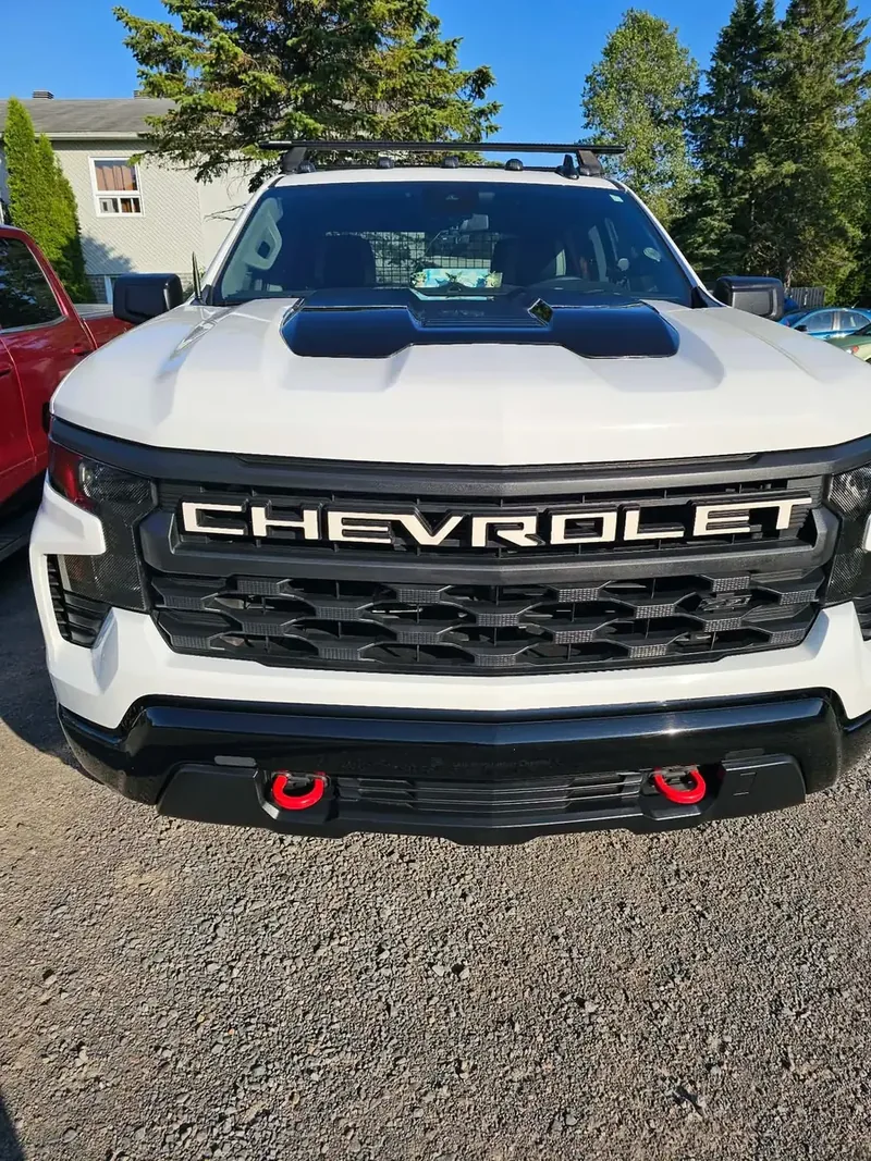 La pickup Chevrolet blanca de un cliente recién detallada