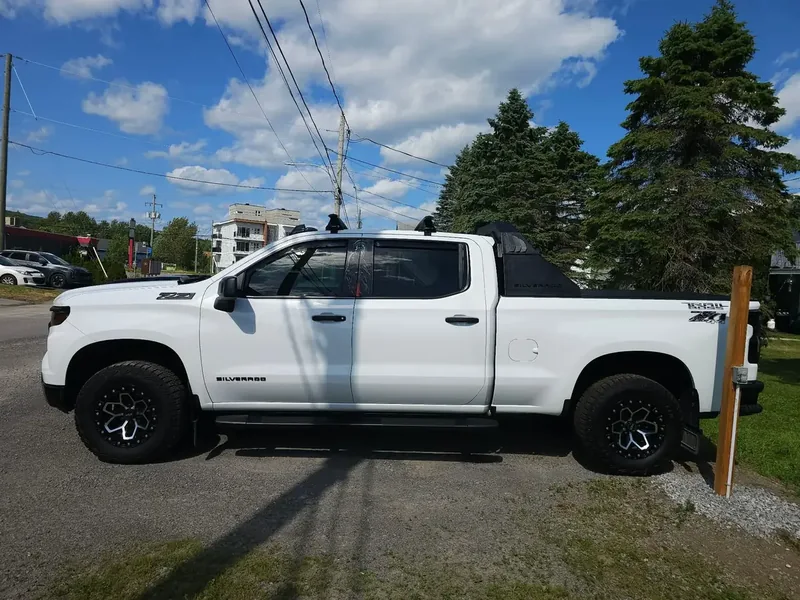 La pickup blanca de un cliente con un acabado limpio y reflectante