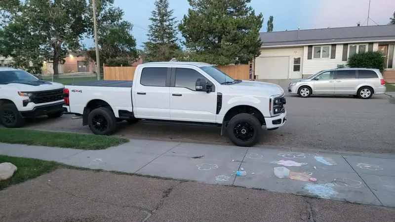 La pickup blanca y pulida de un cliente bajo luz natural