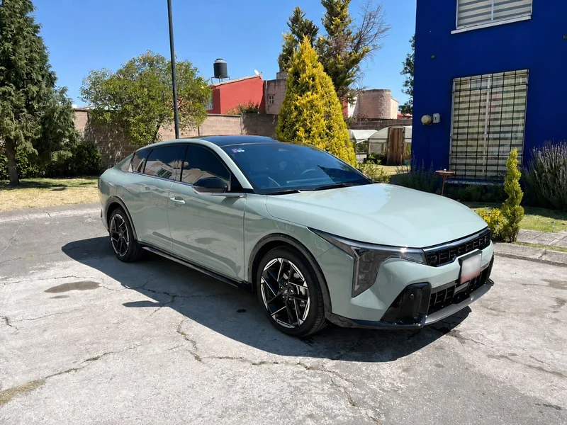 Auto de un cliente de Magic Shield con un acabado brillante en México